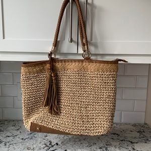 Woven summer bag with tassels.